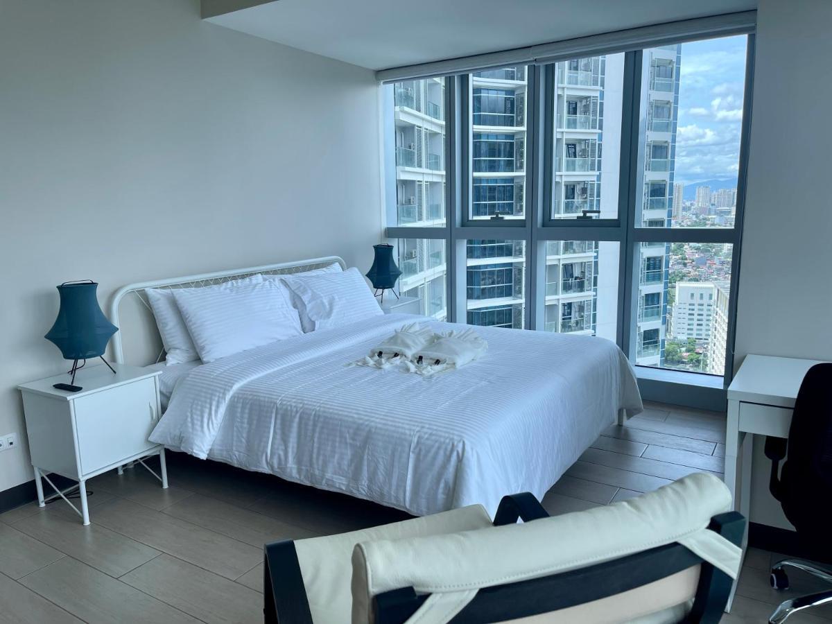 Bright 2-Bedroom Condo With Pool In Bgc Uptown Манила Экстерьер фото