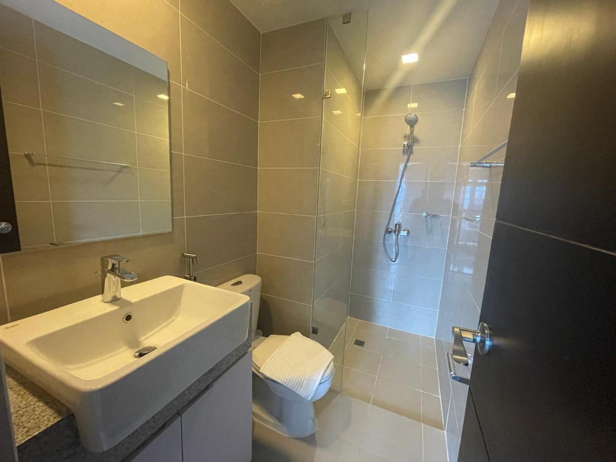 Bright 2-Bedroom Condo With Pool In Bgc Uptown Манила Экстерьер фото