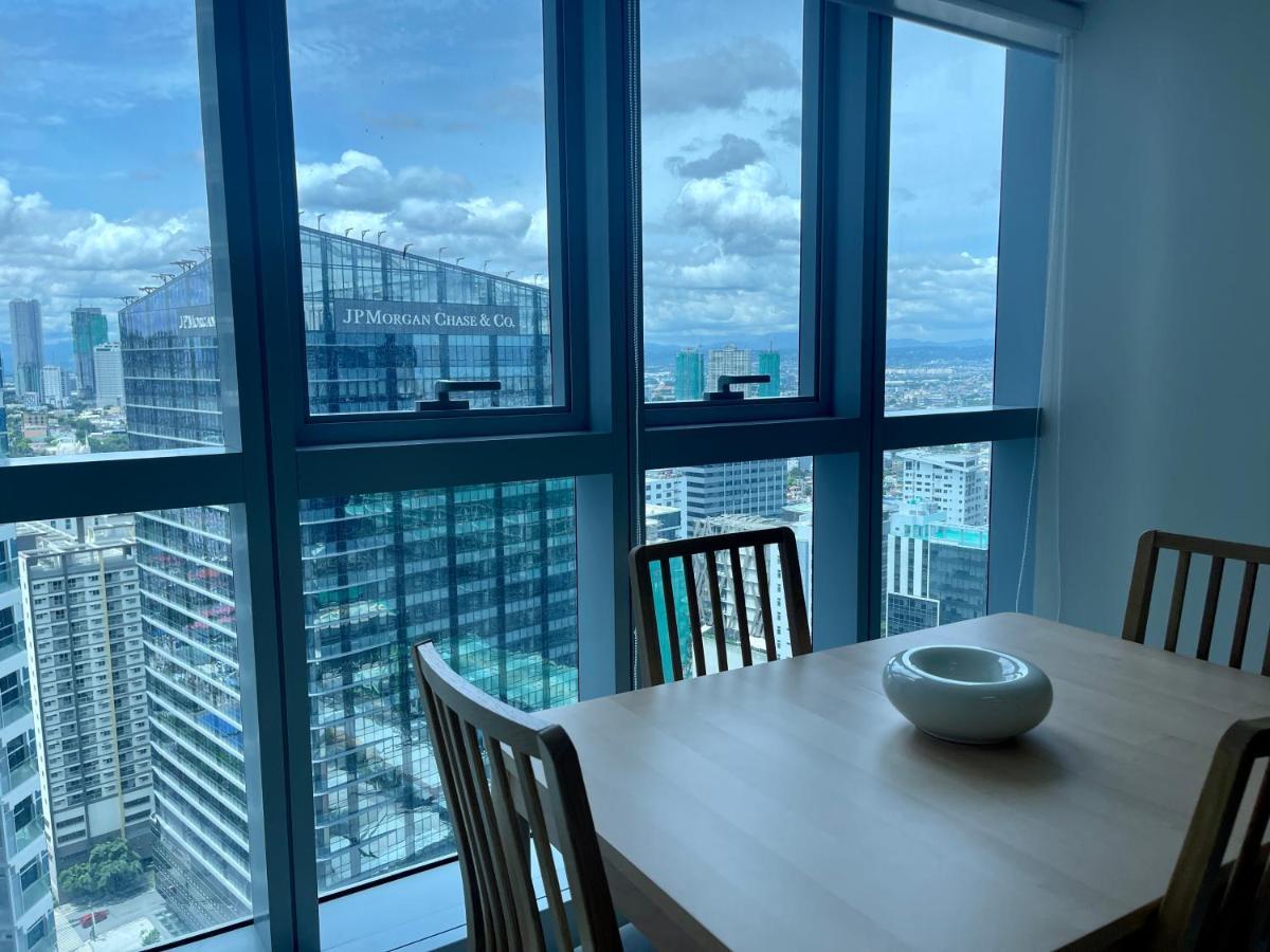 Bright 2-Bedroom Condo With Pool In Bgc Uptown Манила Экстерьер фото