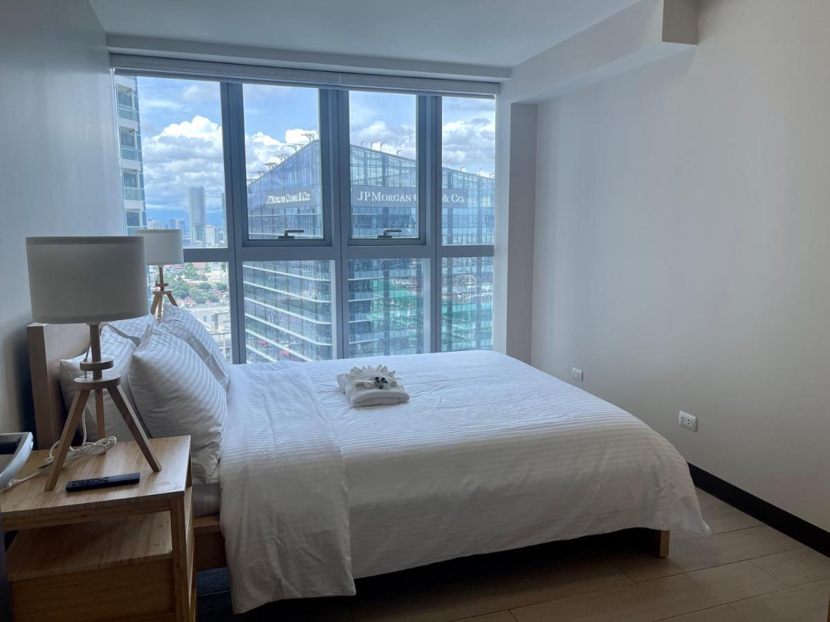 Bright 2-Bedroom Condo With Pool In Bgc Uptown Манила Экстерьер фото