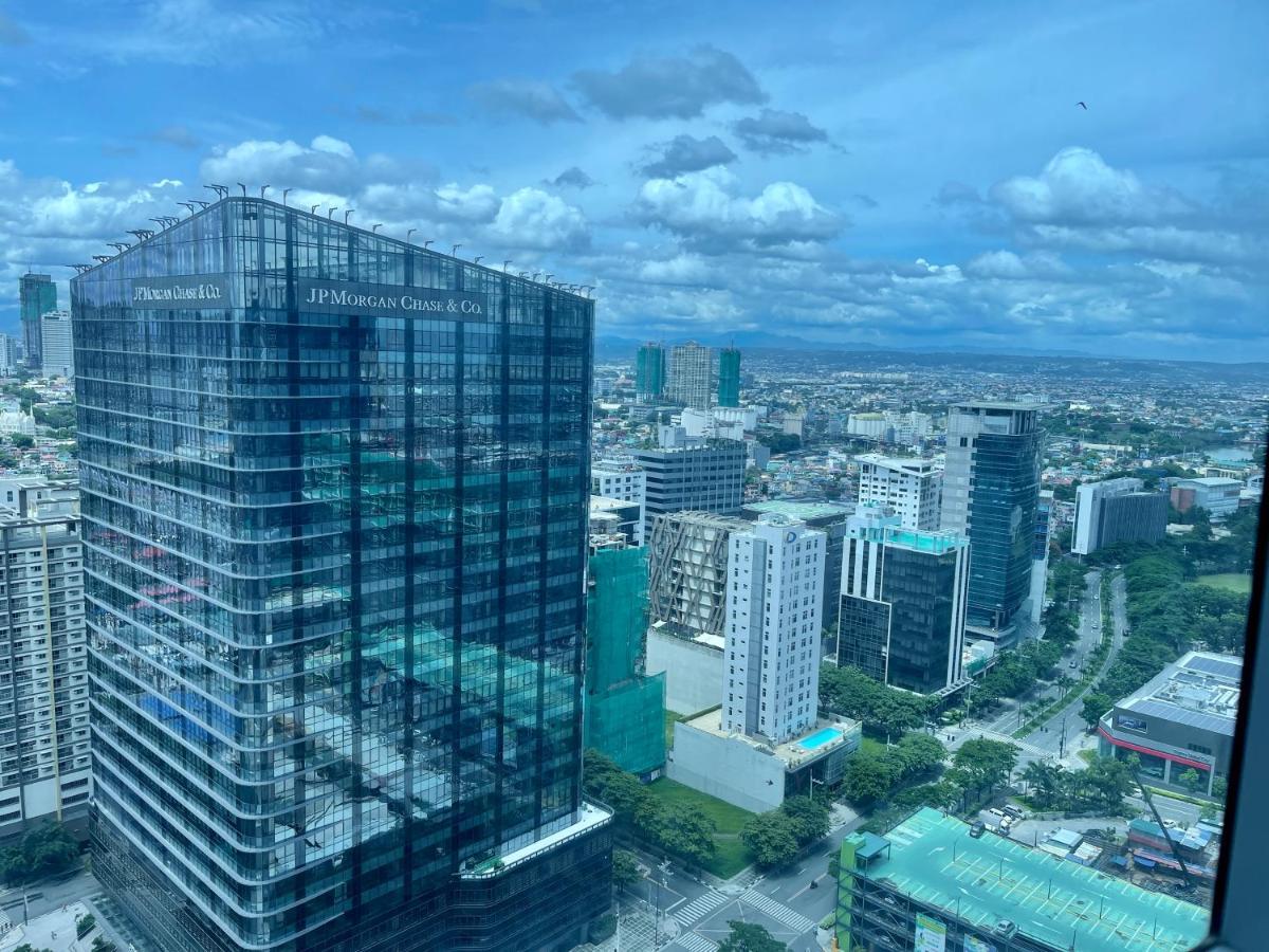 Bright 2-Bedroom Condo With Pool In Bgc Uptown Манила Экстерьер фото