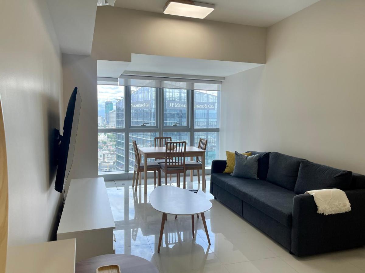 Bright 2-Bedroom Condo With Pool In Bgc Uptown Манила Экстерьер фото