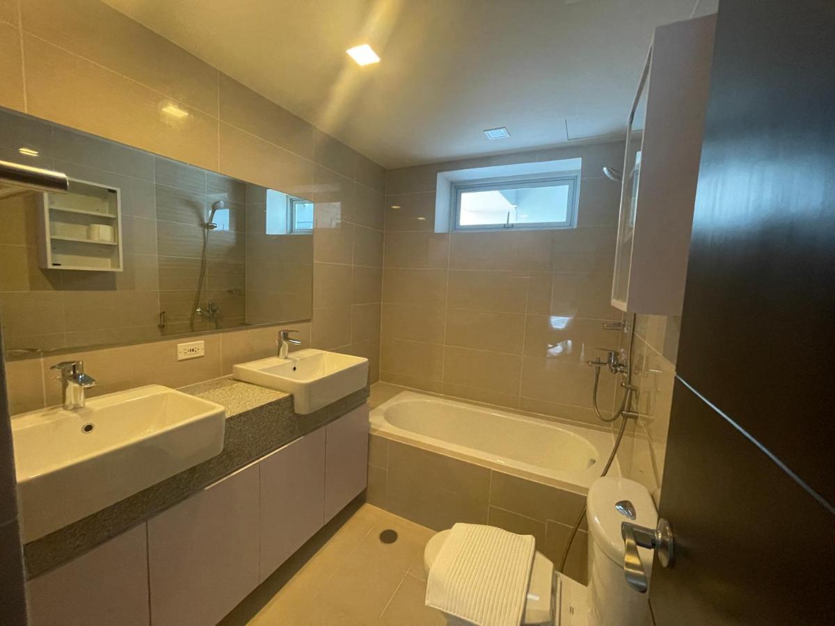 Bright 2-Bedroom Condo With Pool In Bgc Uptown Манила Экстерьер фото