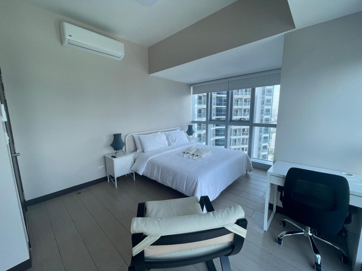 Bright 2-Bedroom Condo With Pool In Bgc Uptown Манила Экстерьер фото