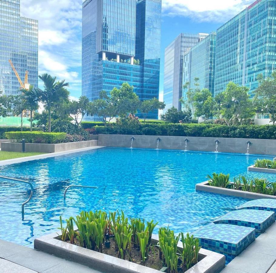 Bright 2-Bedroom Condo With Pool In Bgc Uptown Манила Экстерьер фото